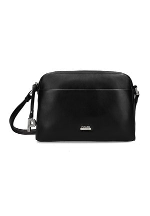 Borsa a tracolla in pelle nera con tracolla regolabile, ciondolo argentato a forma di "P" e targhetta con logo del marchio in metallo sul davanti.