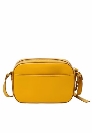 Petit sac bandoulière rectangulaire en cuir jaune avec une poche avant et une sangle réglable sur fond blanc.