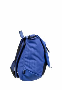 Blauer robuster Stoff-Rucksack mit gepolsterten Trägern, seitlicher Reißverschlusstasche und verstellbarem Schnallenverschluss vor weißem Hintergrund.