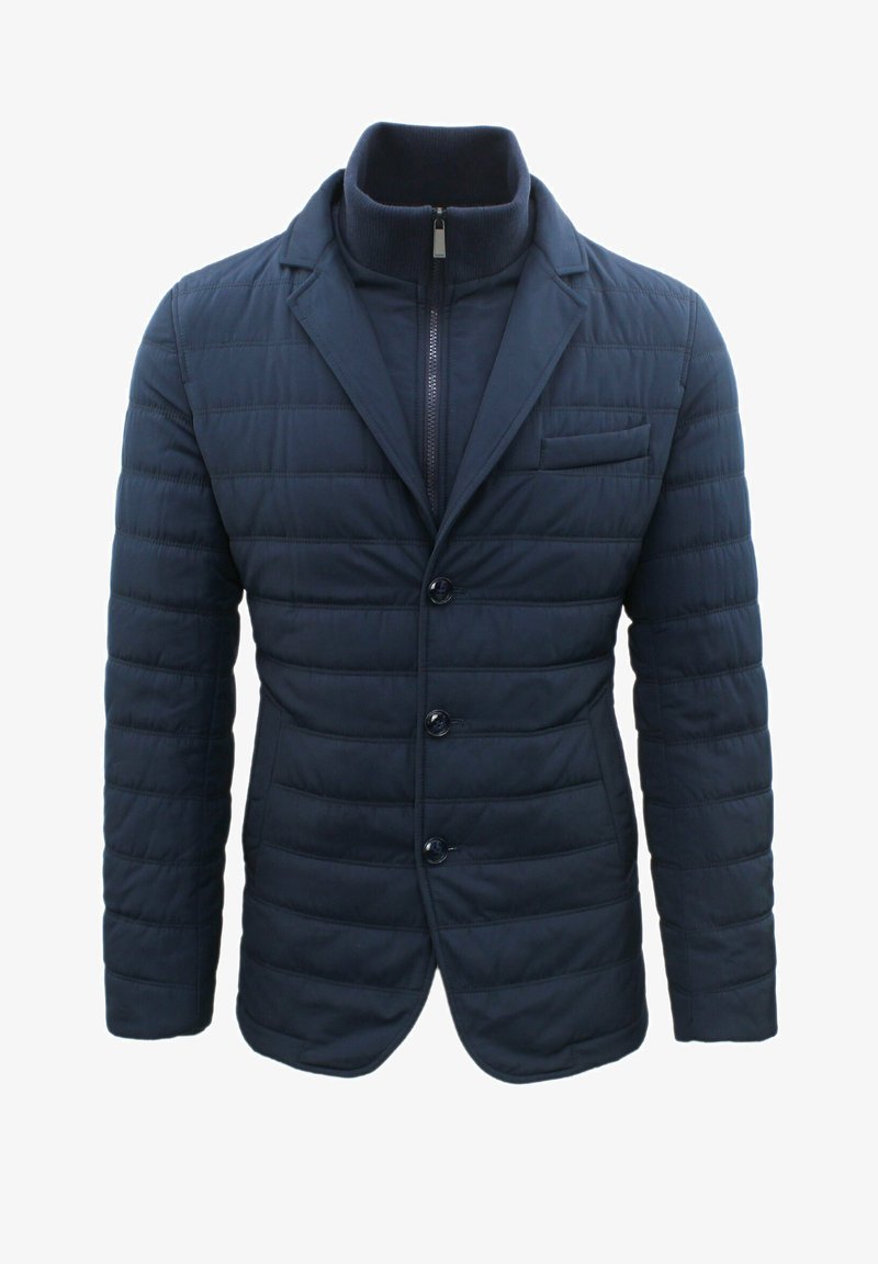 Blazer trapuntato blu navy con colletto alto, chiusura frontale con zip e tre bottoni. Presenta una tasca sul petto e due tasche laterali. Tessuto testurizzato.