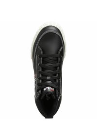 Musta nahkakengät valkoisella kumipohjalla, pyöreällä kärjellä ja mustalla nauhakiinnityksellä. Sisältää valkoista ompelua ja punaisen logon yksityiskohdan sivulla.