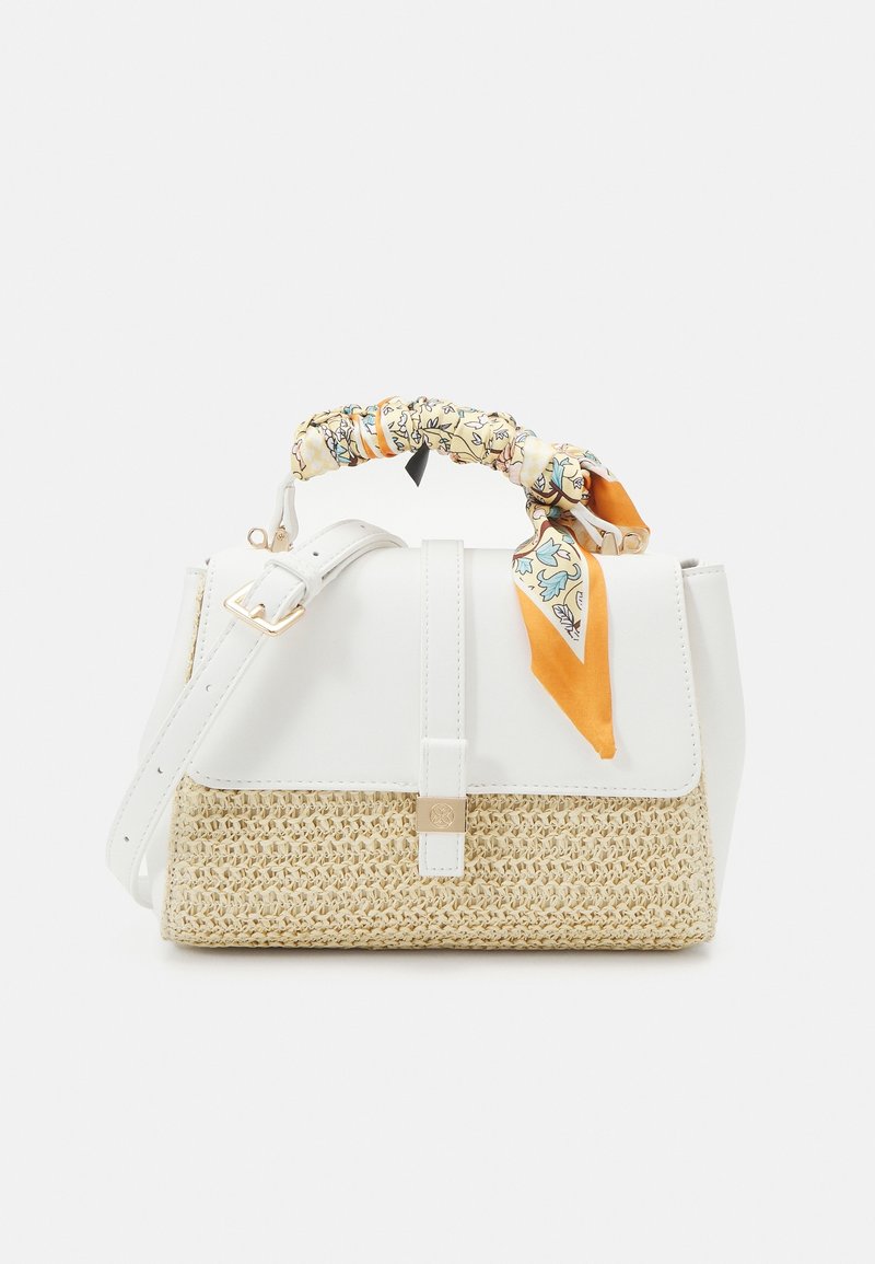 Sac à main tissé blanc et beige avec une sangle blanche et un foulard à motif floral enroulé autour de la poignée supérieure.