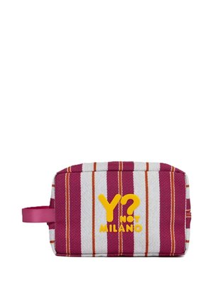 Borsa da toilette rettangolare con strisce verticali rosa, bianche e arancioni e testo giallo "Y? Not Milano" sul davanti, con maniglia laterale rosa.