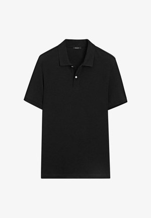Schwarzes Poloshirt mit kurzen Ärmeln, Kragen und zweiteiligem Knopfleistenverschluss, flach auf weißem Hintergrund dargestellt.