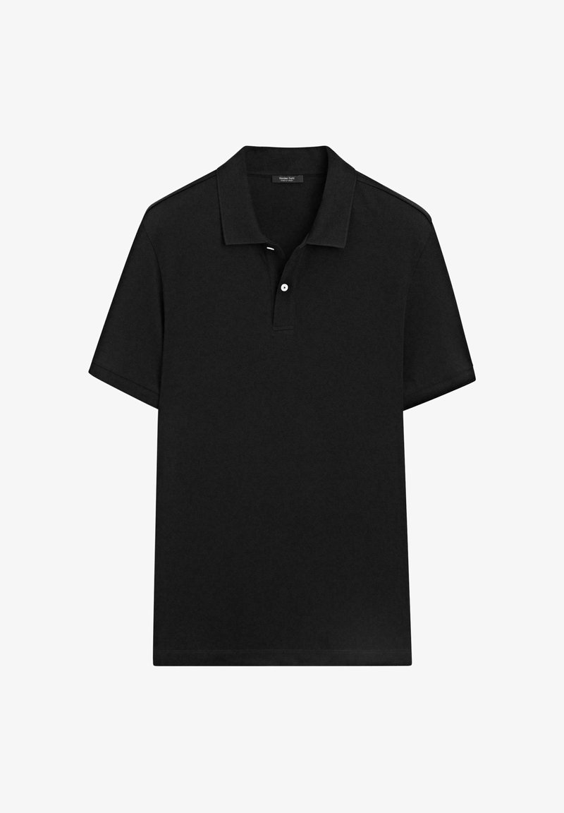 Schwarzes Poloshirt mit kurzen Ärmeln, Kragen und zweiteiligem Knopfleistenverschluss, flach auf weißem Hintergrund dargestellt.