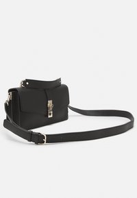 Mustat nahkainen olkalaukku, jossa on teksturoitu pinta, suorakulmainen muoto, viehe suljenta, kultaiset yksityiskohdat ja säädettävä hihna.