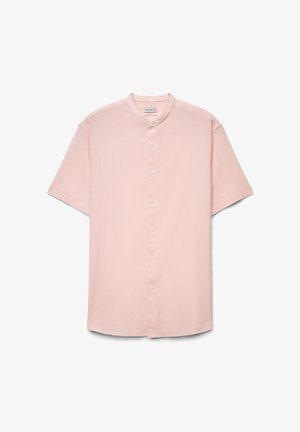 Hellrosa kurzärmeliges Hemd mit Stehkragen und sieben weißen Knöpfen auf der Vorderseite.