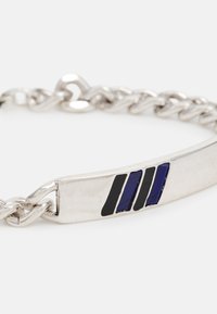 Pulseira de prata com uma corrente de elos e uma placa retangular lisa. Acentuada com tiras de esmalte preto e azul. Acabamento texturizado.