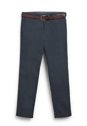 Pantaloni chino gri închis cu croială dreptă, prevăzuți cu buzunare frontale și curea maro din piele cu cataramă argintie. Textură moale a țesăturii.