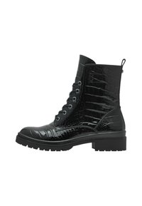 Botas negras de tobillo hechas de cuero charol con un patrón de piel de cocodrilo. Presentan costuras reforzadas, suela de goma plana y diseño con cordones.