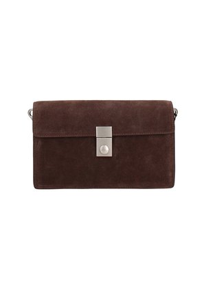 Pochette en daim marron foncé de forme rectangulaire avec un fermoir rectangulaire en argent au centre avant.
