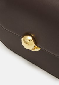 Furla SFERA - Torba čez telo - cioccolato