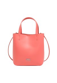 Bolso tote de cuero coral con dobles asas cortas y una correa de hombro desmontable. Presenta un diseño minimalista y un pequeño logo en la parte delantera.