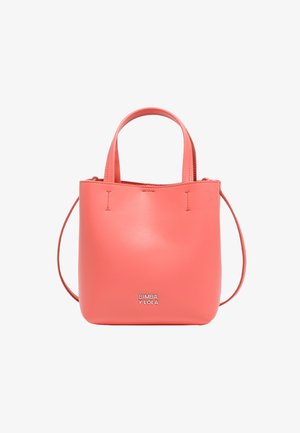 Korallivärvi nahast käekott kahe lühikese sangaga ja eemaldatava õlarihmaga. Omab minimalistikku disaini ja väikest logo ees.