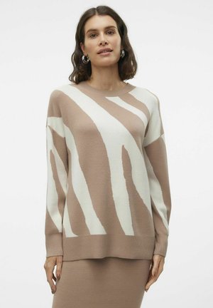 Beige og hvid sweater med lange ærmer, prydet med et iøjnefaldende zebra-stribe mønster. Fremstillet af et blødt strikmateriale, har den en rund halsudskæring.