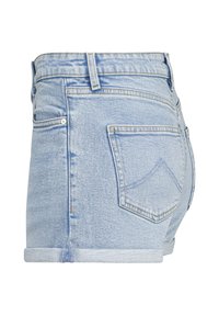 Vaaleansiniset farkkushortsit, joissa on käännetty helma. Ominaisuuksiin kuuluvat kaksi takataskua ja näkyvä ommeltu yksityiskohta, mikä korostaa klassista muotoilua.