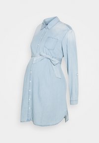 Ljust blå denim gravidklänning med krage, knapplist framtill, bröstficka och justerbart bälte i midjan. Långa ärmar.