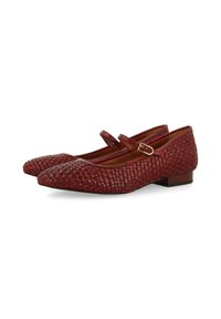 Bailarinas de cuero trenzado rojo con puntera redondeada y tacón bajo en bloque. Presentan una correa decorativa con un hebilla en tono dorado.