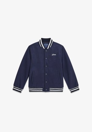Chaqueta varsity azul marino fabricada con tela suave, con cuello y puños acanalados a rayas blancas, cierre frontal de botones y dos bolsillos laterales.