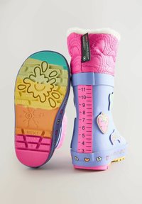 Lila és rózsaszín gyerek esőcsizma, texturált szárakkal, bolyhos béléssel, játékos grafikákkal és mosolygós arcot ábrázoló, degradált talppal.