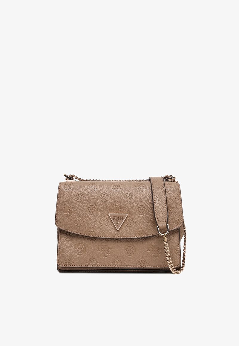 Borsa a tracolla in ecopelle beige con motivi a logo in rilievo, chiusura a patta, tracolla in catena dorata e accento a triangolo con logo.