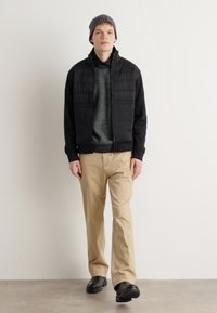 BOSS Lengva striukė - black