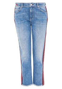Světle modré džíny z denimové látky s červenými pruhy po stranách, rovný střih a roztrhaný lem. Obsahují poutka na pás a přední kapsy.