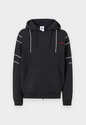 Μαύρο φούτερ με φερμουάρ μέχρι κάτω, με λευκές ρίγες στα μανίκια και το στήθος, μπροστινές τσέπες, κουκούλα με κορδόνι και μικρό κόκκινο λογότυπο Adidas στο αριστερό στήθος.