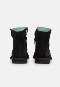 Botas de tobillo de ante negro con un acabado texturizado, con un forro verde menta y un tacón cuadrado corto. Cierre con cremallera en el lateral.