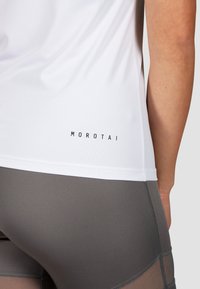 MOROTAI SPORT PERFORMANCE - T-skjorte til trening - weiß