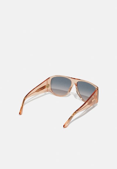 Ochelari de soare cu ramă pătrată, cu brațe din acetat translucid roz-portocalie și lentile gri cu un gradient. Accente metalice notabile pe articulații.