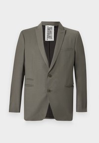 Blazer gris con un corte entallado, dos botones, solapas de muesca y bolsillos laterales; textura suave con un brillo sutil.