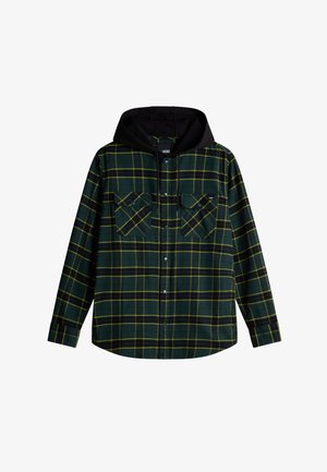 Camisa de cuadros verde oscuro y amarillo de manga larga con capucha negra, cierre de botones y dos bolsillos en el pecho con solapas.