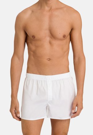 Boxer shorts en coton blanc avec une taille élastique et un bouton unique à l'ouverture. Texture lisse, coupe standard, sans motifs supplémentaires.
