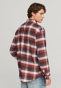 Camicia da uomo a quadri in tonalità marroni, rosse e blu. Tessuto in cotone con colletto button-down, maniche lunghe e vestibilità comoda.