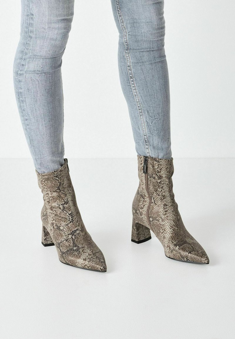 Tamaris Tronchetti - beige snake