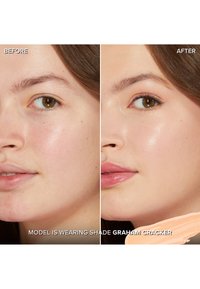 Images avant-après montrant le teint d'un modèle avec une peau lisse et éclatante après l'application du fond de teint "Graham Cracker", avec une texture radieuse.
