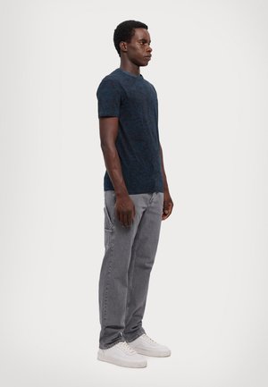 ALLOVER NEBULOSO - T-shirt con stampa - black/blu scuro