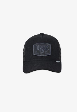 Cappellino da baseball nero con visiera arrotondata, lati in rete e una toppa rettangolare con il testo "DUNNS Do Not DG Club" in grigio scuro.