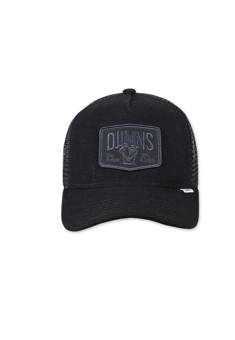 Casquette de baseball noire avec un visière arrondie, des côtés en mesh et un patch rectangulaire avec le texte "DUNNS Do Not DG Club" en gris foncé.