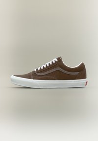 Καστόρινο καφέ παπούτσι τύπου low-top με λευκά κορδόνια, λευκή λαστιχένια σόλα και λευκή ρίγα στο πλάι, εμφανίζεται από την εσωτερική πλευρά σε ουδέτερο φόντο.