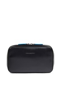 Borsa da toilette in pelle nera con forma rettangolare, dotata di una cerniera blu e logo in rilievo sul davanti. Texture liscia.