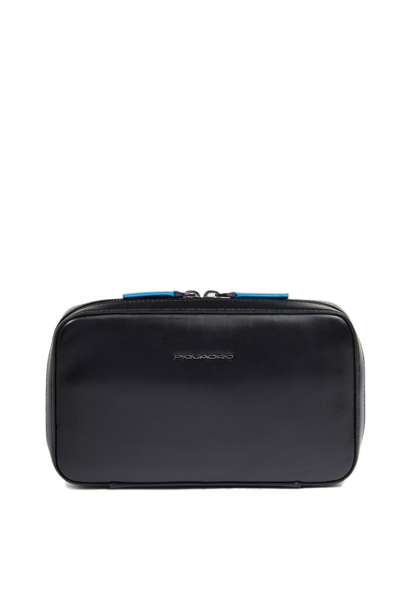Borsa da toilette in pelle nera con forma rettangolare, dotata di una cerniera blu e logo in rilievo sul davanti. Texture liscia.