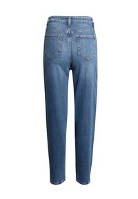 Vista trasera de unos vaqueros azules de mezclilla de cintura alta con dos bolsillos traseros y piernas rectas sobre un fondo blanco.