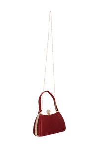 Rote Satin-Handtasche mit geschwungener Silhouette, goldfarbenen Beschlägen, Kettenriemen und einem dekorativen Verschluss. Glatte Textur mit elegantem Design.