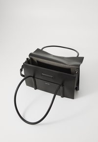 Mala de mão de couro preto com um design estruturado, duas alças e fecho em aba. Apresenta um bolso frontal e logótipo da marca em relevo.