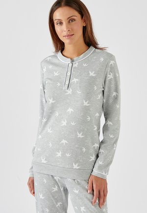 Grijze langemouwen top met een knoopsluiting bij de hals, voorzien van witte vogelpatronen en een bijpassend ontwerp op de pyjamabroek.