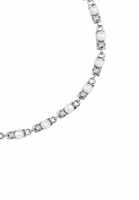 Naszyjnik w srebrnym odcieniu z naprzemiennymi białymi perłami i przezroczystymi akcentami kryształowymi, połączony małymi metalowymi łącznikami.