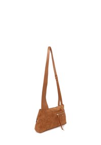Borsa a tracolla in suede marrone con una singola tracolla regolabile, tasca anteriore con zip e dettagli in pelle liscia. Forma rettangolare compatta.