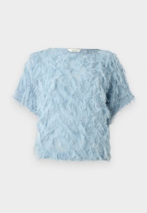Svetlomodrá blúzka s krátkym rukávom, s textúrovanou, pierkovou látkou a okrúhlym výstrihom.